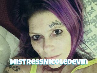 MistressNicoleDevin Miss Gros Seins